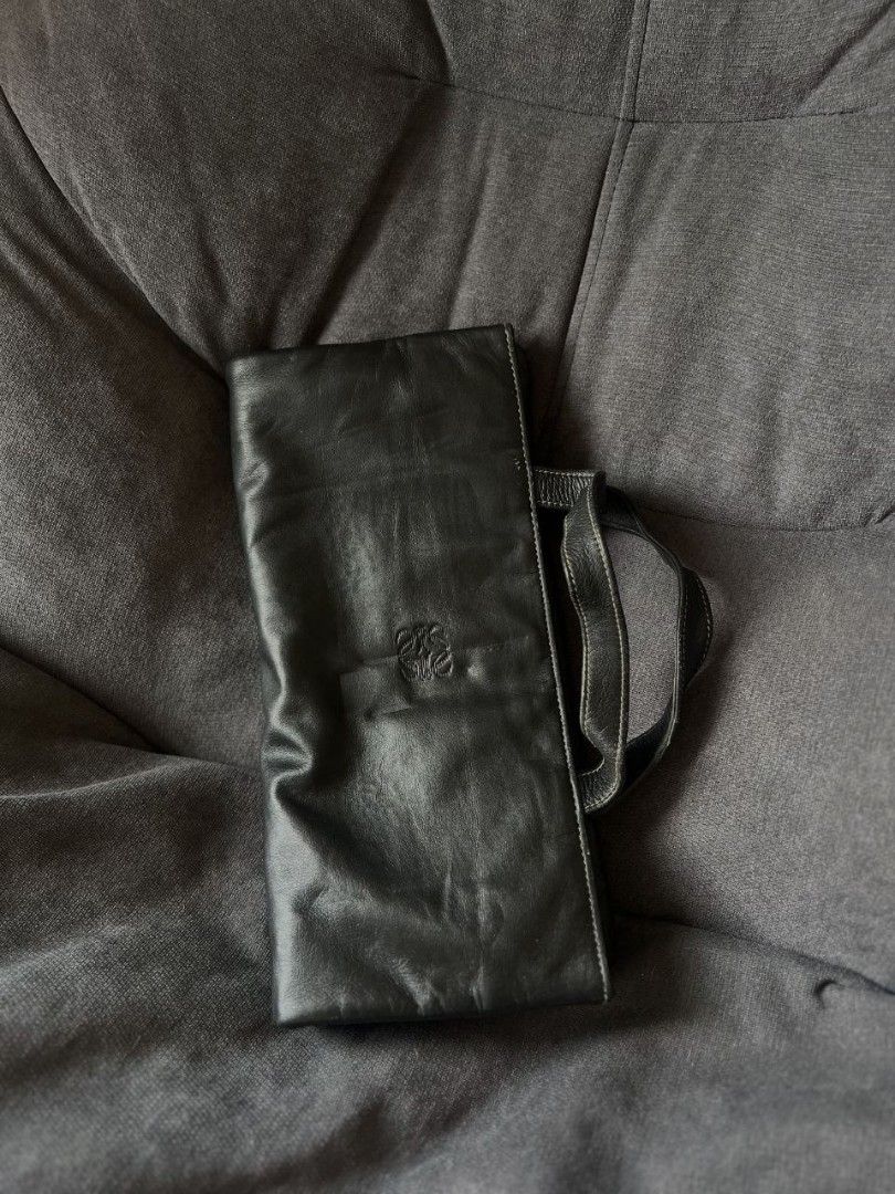Loewe Anagram Tote Bag (Category: Luxury Bags & Wallets) located in Manila. Submitted by iluvc4ts_ (Listing ID 1456889439, Image 1). Description: Loewe Anagram Tote Bag🔥 ₱7,500 / $120 Retail Price: $384 (23.9k) — Save over ₱16.4k! Negotiable!! Can do meet up sa malapit, South Caloocan Loc / Makati Area. Mode of Shipping: J&t, Lalamove, or Lbc para sa mga malalayo. Shipping fee is shouldered by the buyer. Thaankyouuu!! ❤️ We offer 100% authentic 