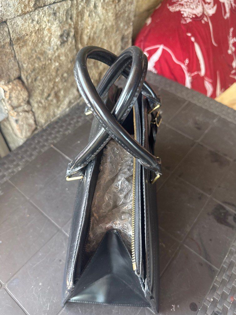 Louis Vuitton Epi Leather Handbag (Category: Laptop Bags & Sleeves) located in Angeles City. Submitted by migs_font29 (Listing ID 1456936277, Image 3). Description: - Authentic Black Louis Vuitton Handbag - Durable Epi Leather - Classic Design with Top Handles - Secure Zipper Closure - Detachable LV Tag - Ideal for Daily Use or Work.
