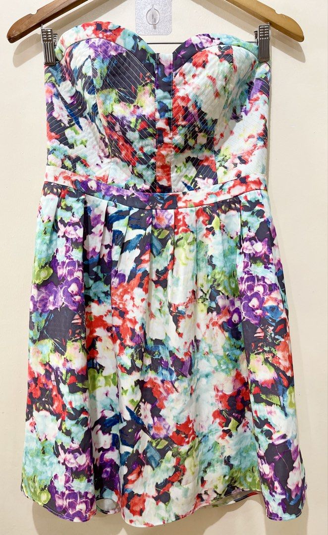 ‼️Sale‼️ Love, Bonito Event Midi Dress (Category: Dresses) located in Quezon City. Submitted by thebusybeee (Listing ID 1456833147, Image 1). Description: -Love, Bonito brand, Event midi dress -Size Large on tag but only fits to Medium to Semi Large only -Printed floral tube dress -Back zipper , with inner lignin Pit to pit/Bust: 32-34 Waistline: 29 Length: 28.