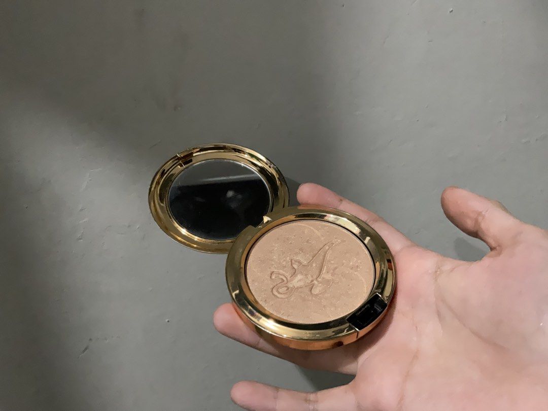 MAC Limited edition Disney Alladin bronzer/highlighter powder blush (Category: Makeup) located in Manila. Submitted by mashedpota29315 (Listing ID 1456897635, Image 2). Description: Rfs: wrong shade match Legit ang ganda niya but its not my shade☹️.