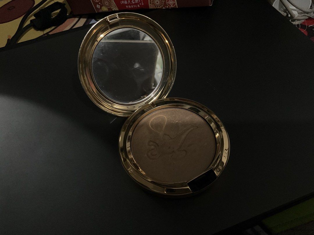 MAC Limited edition Disney Alladin bronzer/highlighter powder blush (Category: Makeup) located in Manila. Submitted by mashedpota29315 (Listing ID 1456897635, Image 3). Description: Rfs: wrong shade match Legit ang ganda niya but its not my shade☹️.