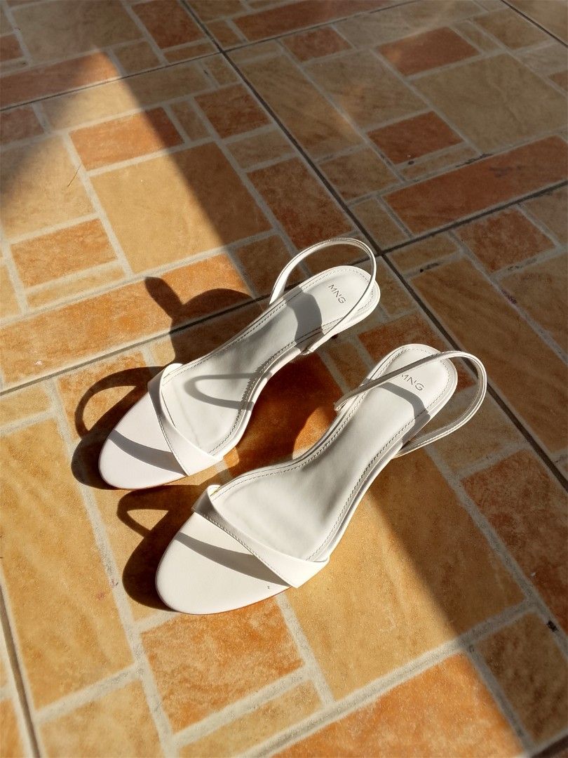 Mango Kitten-Heels (Category: Flats & Sandals) located in San Jose del Monte. Submitted by alliexcx (Listing ID 1456879049, Image 2). Description: Brand: Mango Color: White Style: Kitten-heel sandals Features: Pointed toe, ecru white slingback strap Size: 40 Original SRP: Php 2,495 For shipping: processing takes about 5-7 days. (via LBC Express) For rush: Lalamove delivery/ pick-up on your own if nearby location. 📍Brgy. Kaypian, San Jose Del Mon