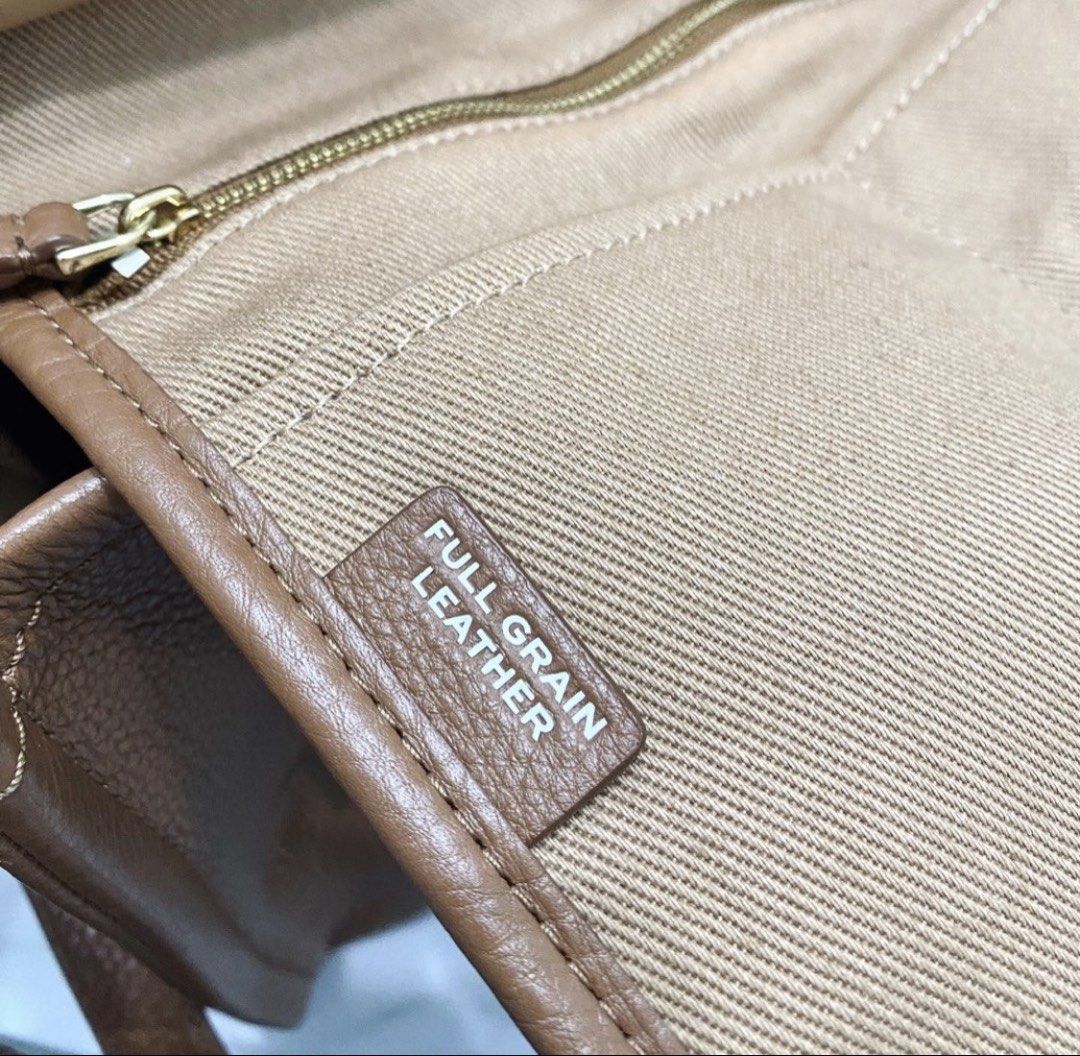 Marc Jacobs The Tote Bag (Category: Luxury Bags & Wallets) located in Makati City. Submitted by aideclutter (Listing ID 1456919228, Image 2). Description: • Used only a few times • Bought in Greenbelt • Ideal as an office/work bag • Size : 12.5in (W) x 10in (H) x 6in (D) • Color: Argan Oil • Material: Full-grain leather • Top zip closure • Interior pockets • Adjustable and removable crossbody strap • With dustbag • No box • No more paperbag • Ser