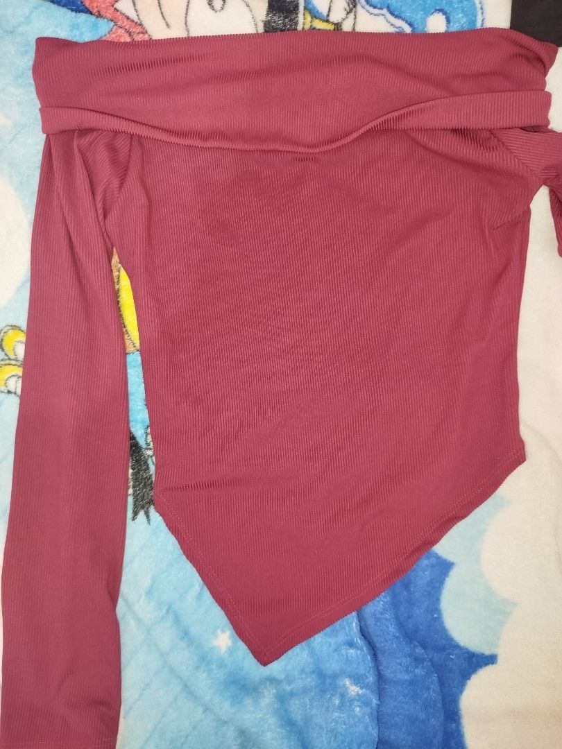 Maroon Ribbed Off-the-Shoulder Long Sleeve Top (Category: Longsleeves) located in San Pascual. Submitted by bravedolphin.eb7307 (Listing ID 1456917504, Image 1). Description: - Maroon ribbed top - Off-the-shoulder neckline - Long sleeves - Asymmetrical hemline - Stretchy material - Super comfy and stylish.