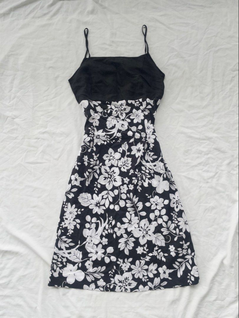 Maxi black floral dress (Category: Dresses) located in San Carlos. Submitted by cherrynoir (Listing ID 1456905187, Image 1). Description: No issue For petite and busty .