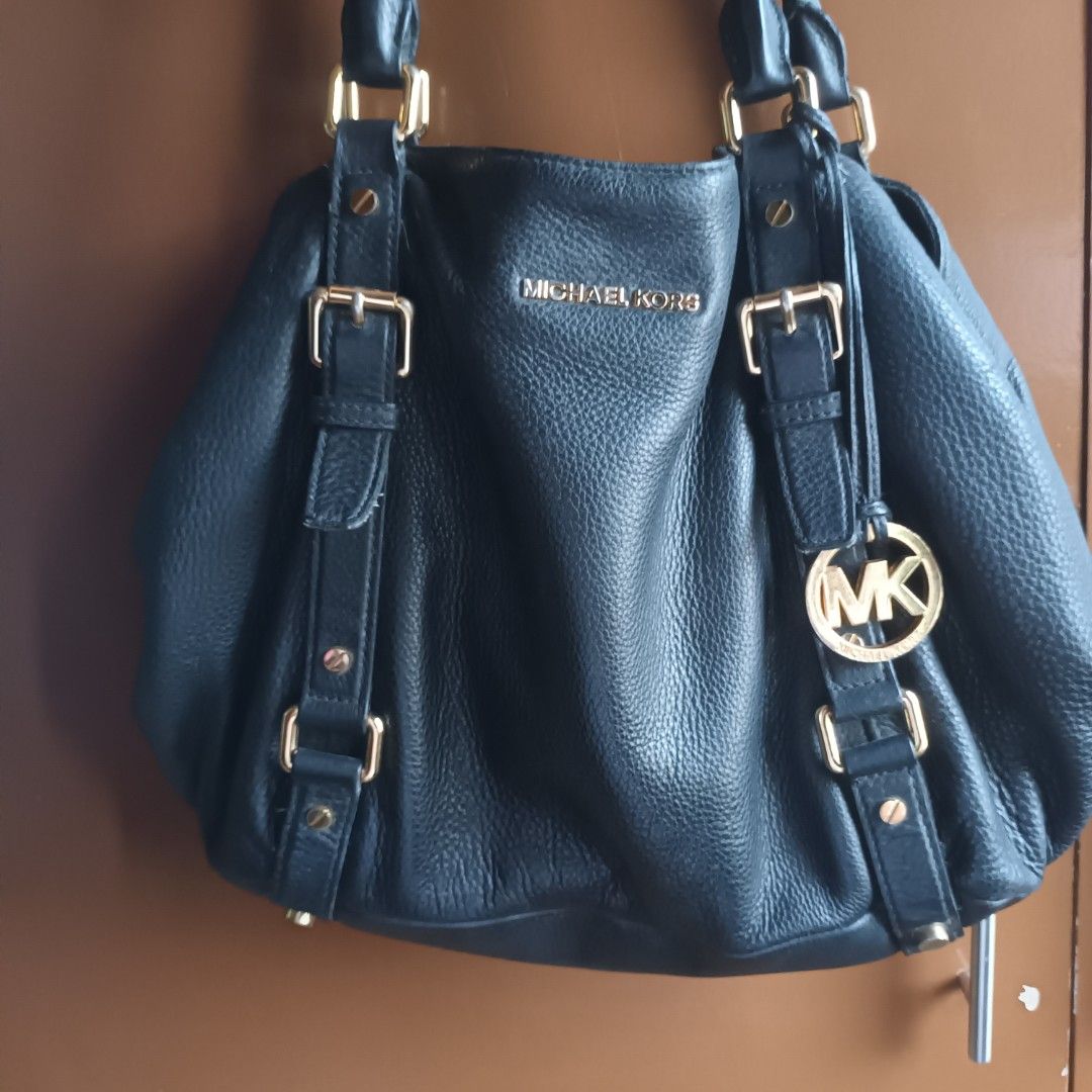 Michael Kors Authentic Bag (Category: Luxury Bags & Wallets) located in Las Pinas. Submitted by rieries_shop (Listing ID 1456857488, Image 3). Description: - as is - pm me for more info/pic - Mop: Gcash/Maya/Gotyme/Maribank.