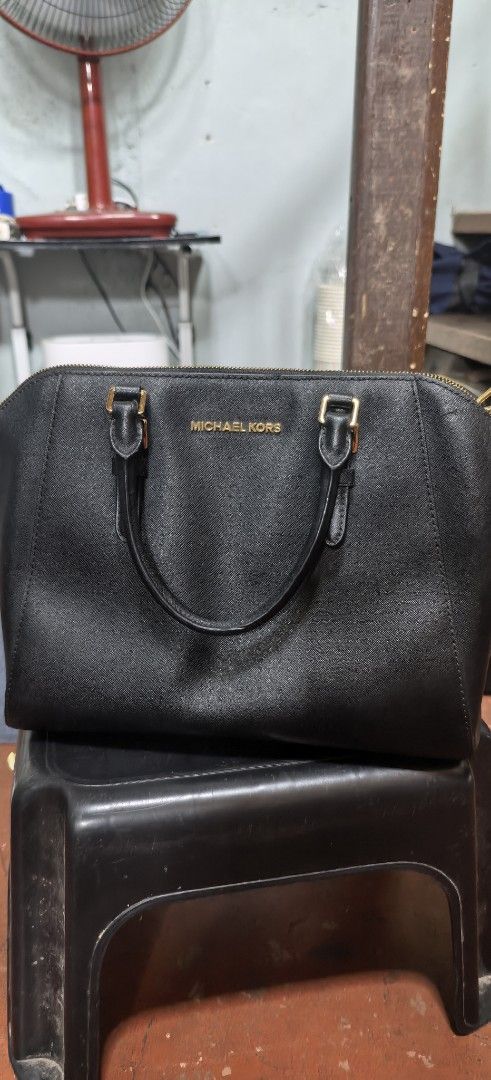 Michael Kors Black Leather Satchel Handbag (Category: Luxury Bags & Wallets) located in Malabon City. Submitted by cfmalubs (Listing ID 1456787375, Image 1). Description: - Authentic Michael Kors black leather satchel - Elegant gold hardware details - Spacious interior with zip pocket and compartments - Includes a detachable strap for versatile wear - Ideal everyday bag.