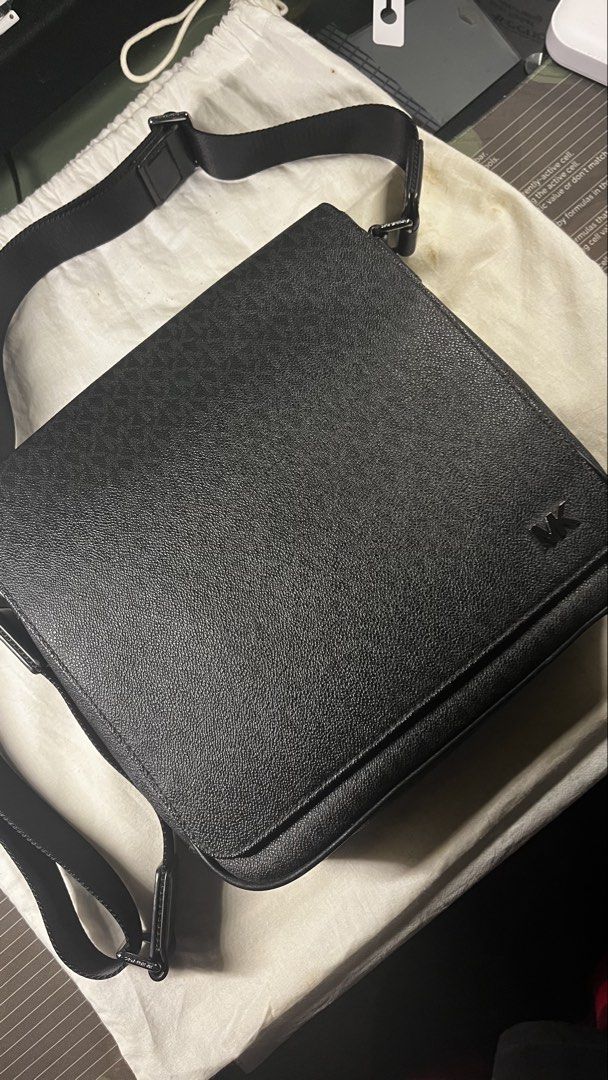 Michael Kors Messenger Bag (Category: Luxury Bags & Wallets) located in Manila. Submitted by issaknif03 (Listing ID 1456882786, Image 1). Description: Good as new no issue.