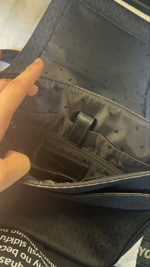 Michael Kors Messenger Bag (Category: Luxury Bags & Wallets) located in Manila. Submitted by issaknif03 (Listing ID 1456882786, Image 3). Description: Good as new no issue.