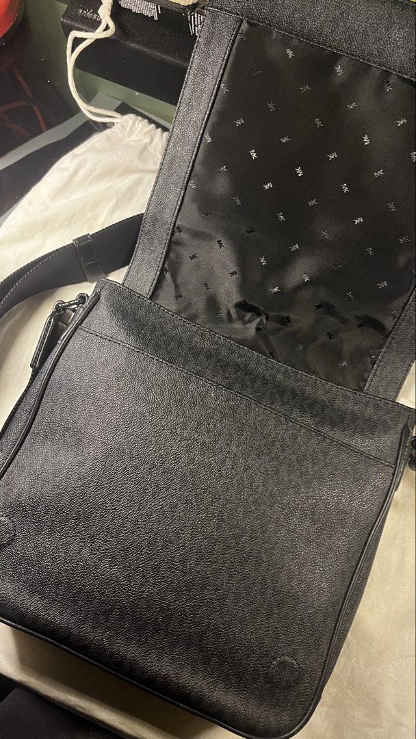 Michael Kors Messenger Bag (Category: Luxury Bags & Wallets) located in Manila. Submitted by issaknif03 (Listing ID 1456882786, Image 2). Description: Good as new no issue.