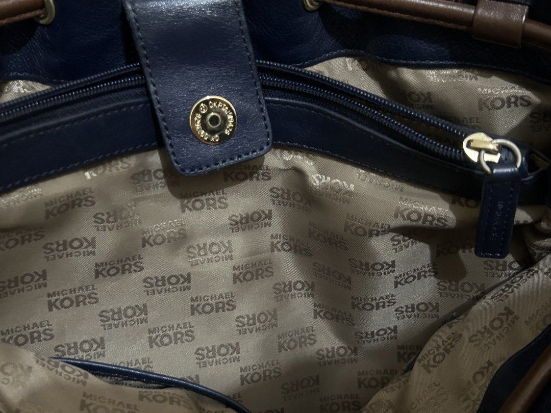 Michale Kors tote bag (Category: Tote Bags) located in Cagayan de Oro. Submitted by https.comics (Listing ID 1456794607, Image 2). Description: .