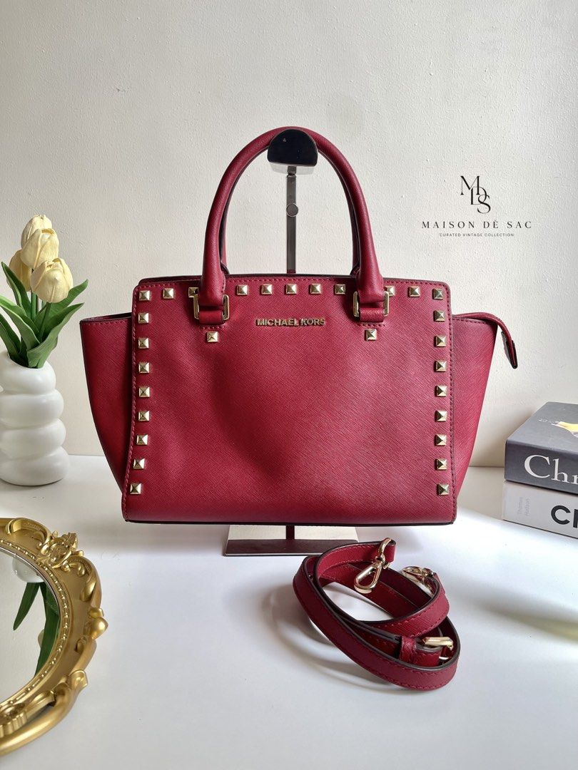 Micheal Kors Medium Two-Way Saffiano Leather (Category: Luxury Bags & Wallets) located in Quezon City. Submitted by vintagemuseco.ph (Listing ID 1412599053, Image 1). Description: Prices are fixed and reasonably set. No haggling, please Minor issue only.