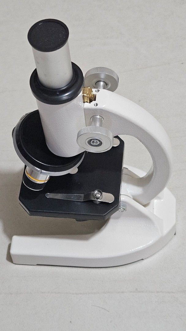 Microscope （分類：醫療用品和工具）位於 Hong Kong。 由 rice2974 提交（商品編號 1456883804，圖片 3）。簡介： 係家用光學顯微鏡,可以放大到12000倍。適合有興趣既小朋友或者學生用。有好多載玻片同蓋玻片,可以用好耐。有埋個收納袋,方便攜帶同收藏。交收現場可現金或AlipayHK支付。。