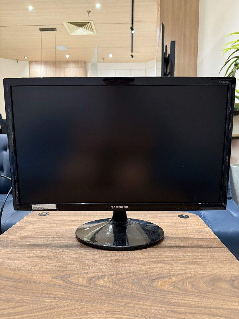 Monitors (Category: Monitor Screens) located in Singapore. Submitted by happygosuperlucky (Listing ID 1456914849, Image 3). Description: 4 Monitors up for grab First come first serve Self carry at Balestier plaza.