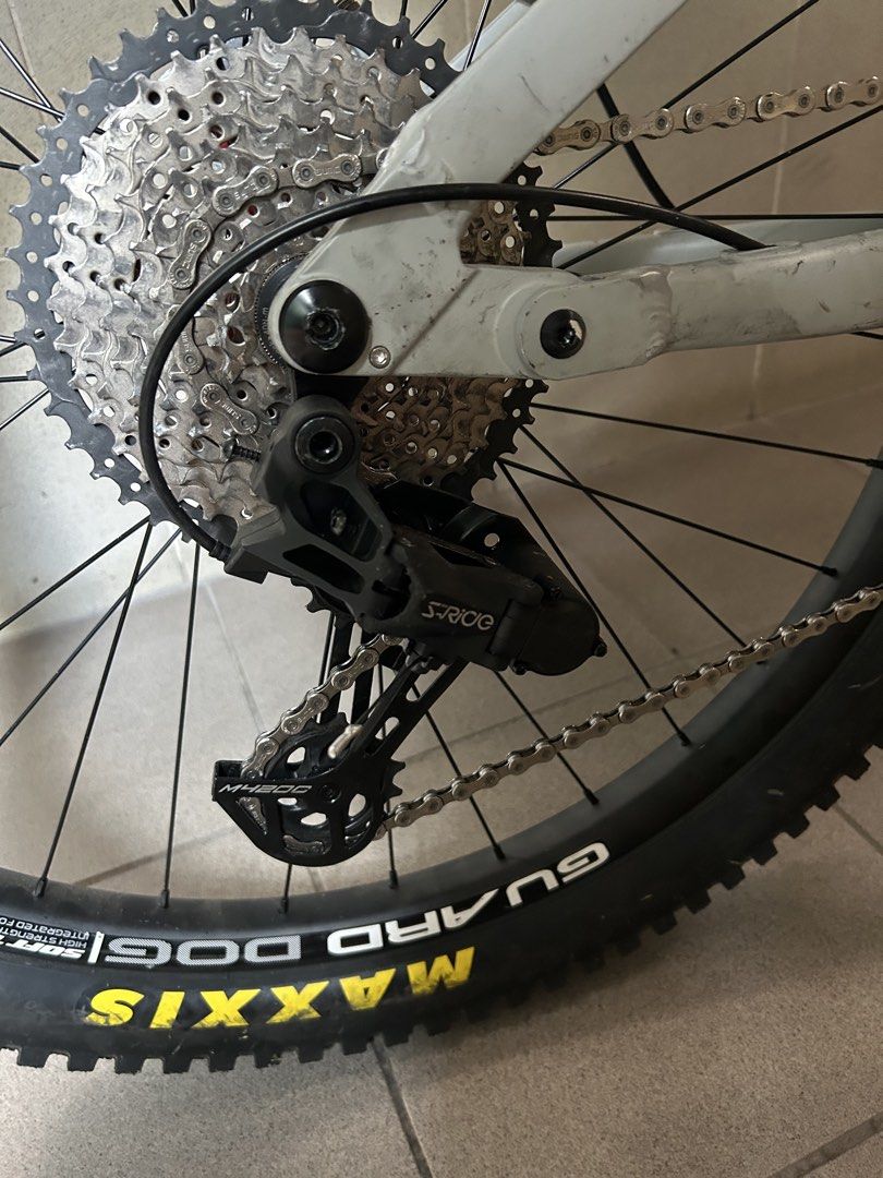 Mtb （分類：單車）位於 Hong Kong。 由 theblueyuo 提交（商品編號 1456852086，圖片 3）。簡介： 軟架 伸縮通 maxxis 外胎 rockshox 後避震 前叉和剎車有少少花痕但不影響使用。