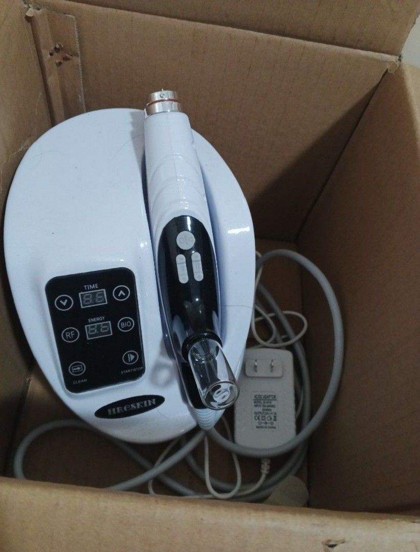 Needleless RF + EMS Facial Machine (Category: Face Care) located in Pasig City. Submitted by negotiable_discounts (Listing ID 1456951136, Image 2). Description: Lower price + free extra consumables Needleless RF + EMS Facial Machine professional results at home. Deep import of serums and skin actives. Original price is 3600 to 4500 (online stores) Used once, excellent working condition, with box but no manual. RFS: decluttering Price negotiable.