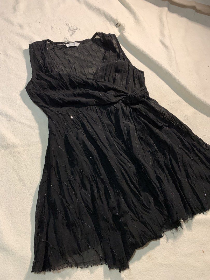 New Look Black Sheer Dress (Category: Dresses) located in Caloocan City. Submitted by burautins (Listing ID 1456934212, Image 2). Description: NEW LOOK Black Sheer Dress Material Used: Polyester - Size: Small - Width: 15 - Length: 26 Pristine Condition. No Visible Flaws. Like-new, perfect for occasions and formal attire Issue: Need washing Courier: J&T/Lalamove. Payment: Gcash / Maribank / nd SJDM Bulacan up to Sm Tungko Sure seller for sure buye