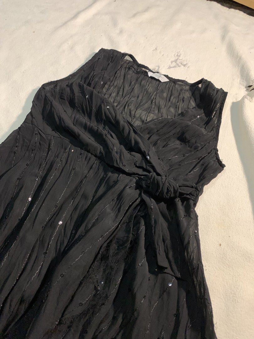 New Look Black Sheer Dress (Category: Dresses) located in Caloocan City. Submitted by burautins (Listing ID 1456934212, Image 3). Description: NEW LOOK Black Sheer Dress Material Used: Polyester - Size: Small - Width: 15 - Length: 26 Pristine Condition. No Visible Flaws. Like-new, perfect for occasions and formal attire Issue: Need washing Courier: J&T/Lalamove. Payment: Gcash / Maribank / nd SJDM Bulacan up to Sm Tungko Sure seller for sure buye