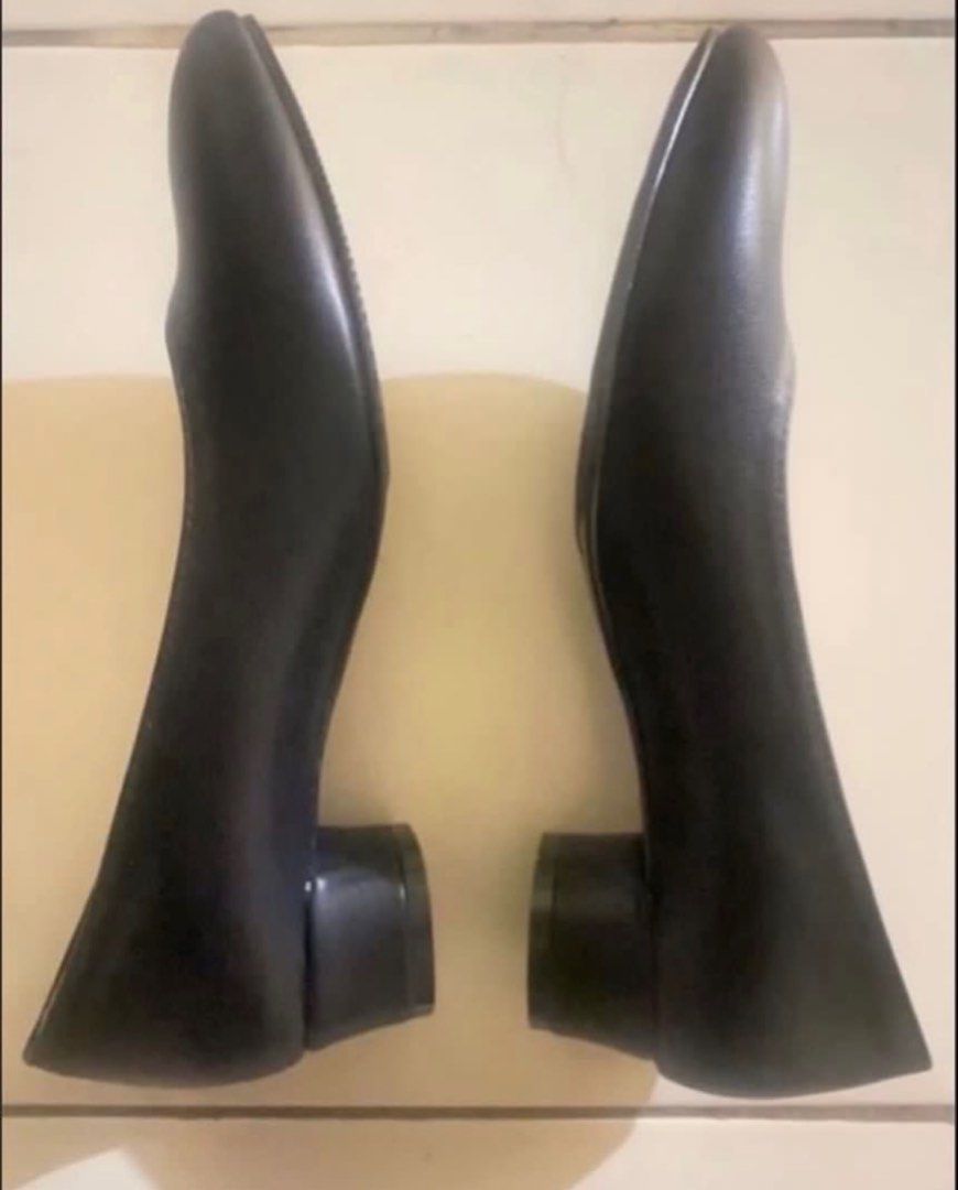 New Outland Black Pointed Toe Block Heels (Category: Heels) located in Manila. Submitted by itzyshin (Listing ID 1456860951, Image 2). Description: - Brand: Outland - Style: Black pointed toe heel.