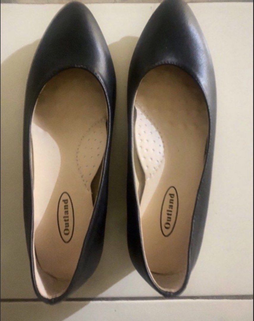 New Outland Black Pointed Toe Block Heels (Category: Heels) located in Manila. Submitted by itzyshin (Listing ID 1456860951, Image 1). Description: - Brand: Outland - Style: Black pointed toe heel.