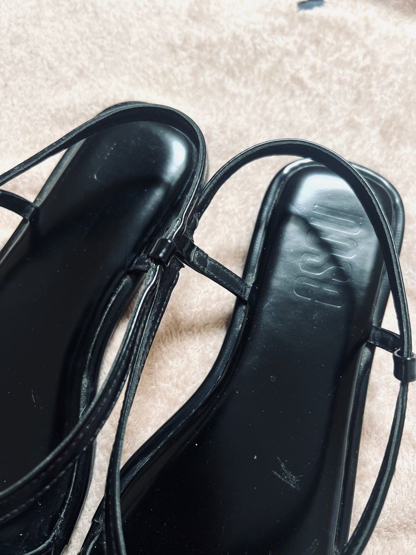 Nose Knot Black Flat Sandals (Category: Flats & Sandals) located in Taytay. Submitted by dezaaaa (Listing ID 1456818422, Image 3). Description: One of the brands available in Zalora Original price is around 1k php Can fit 23.5 cm to 24 cm Used once Issue are posted and can mend thru shoe repair or shoe glue since barely used it. 2k if both RF and this flats kukunin .
