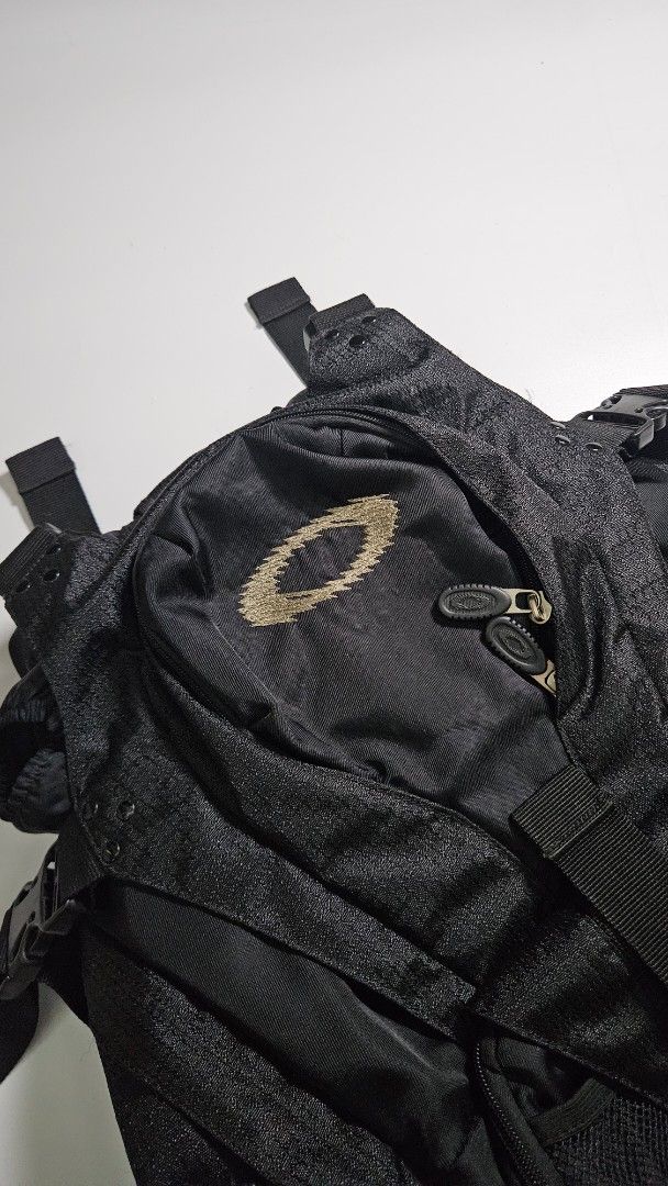 Vintage oakley backpack (Category: Backpacks) located in Alfonso. Submitted by jbcamet (Listing ID 1456902939, Image 3). Description: - Black Oakley backpack - Multiple pockets and compartments for organization - Adjustable straps for a comfortable fit - Durable material, built to last - Ideal for everyday use or travel - All zippers are intact and fully functional - Prominent Oakley logo on the front.
