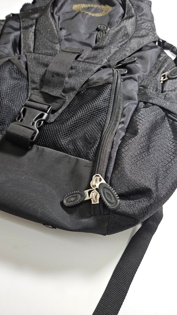 Vintage oakley backpack (Category: Backpacks) located in Alfonso. Submitted by jbcamet (Listing ID 1456902939, Image 2). Description: - Black Oakley backpack - Multiple pockets and compartments for organization - Adjustable straps for a comfortable fit - Durable material, built to last - Ideal for everyday use or travel - All zippers are intact and fully functional - Prominent Oakley logo on the front.