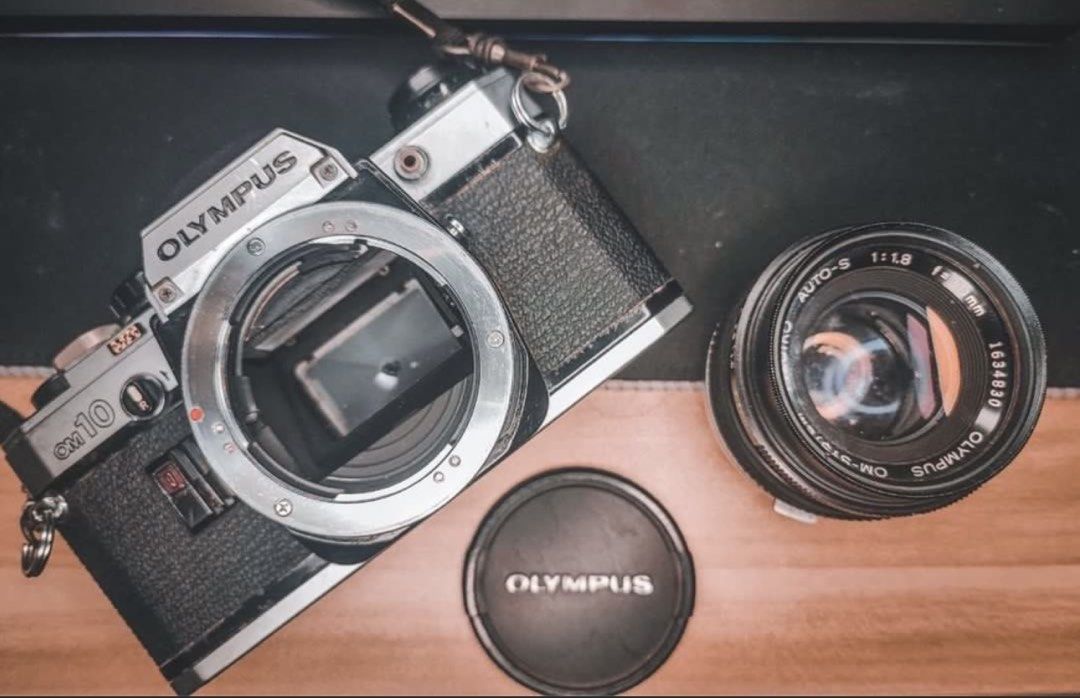 Olympus OM10 with 50mm lens (Category: Cameras) located in Rizal. Submitted by miss2lyps (Listing ID 1456947660, Image 3). Description: Olympus OM10 with 50mm lens Rfs: decluttering Condition: not mint condition, lots of molds and some rust, not sure if working Issue: Stuck film advance lever Inclusions: Original strap F. Zuiko 50mm 1.8 lens with tiffen lens protector Lens cap Olympus electronic flash T20 (functioning) STILL NEGO! .