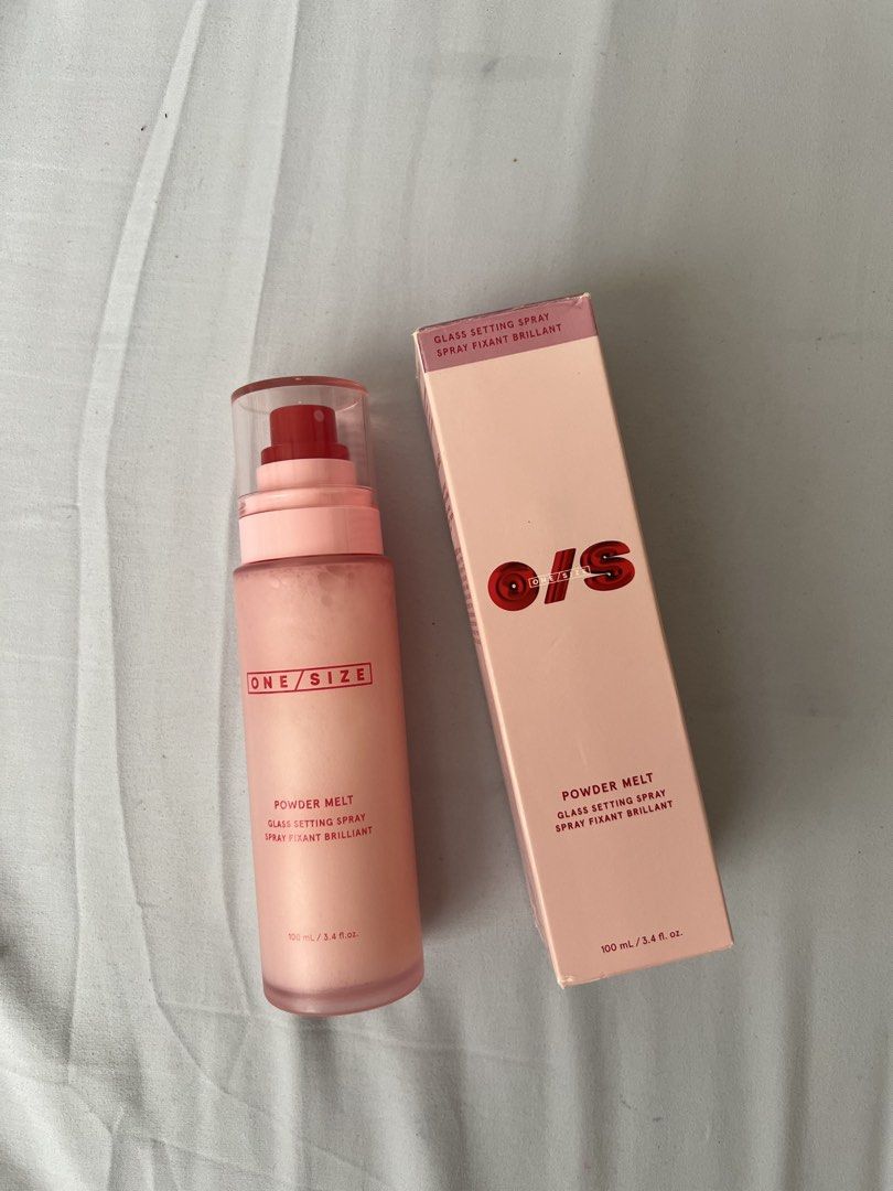 ONE SIZE Powder Melt Glass Setting Spray 100ml (Category: Makeup) located in Manila. Submitted by prelovedv.20 (Listing ID 1456839968, Image 1). Description: - ONE/SIZE Powder Melt Glass Setting Spray - Hydrating fine mist - Melts and sets powders - Achieves a glass-like finish - Lasts up to 12 hours - Shake to activate - Ideal for long-lasting makeup.