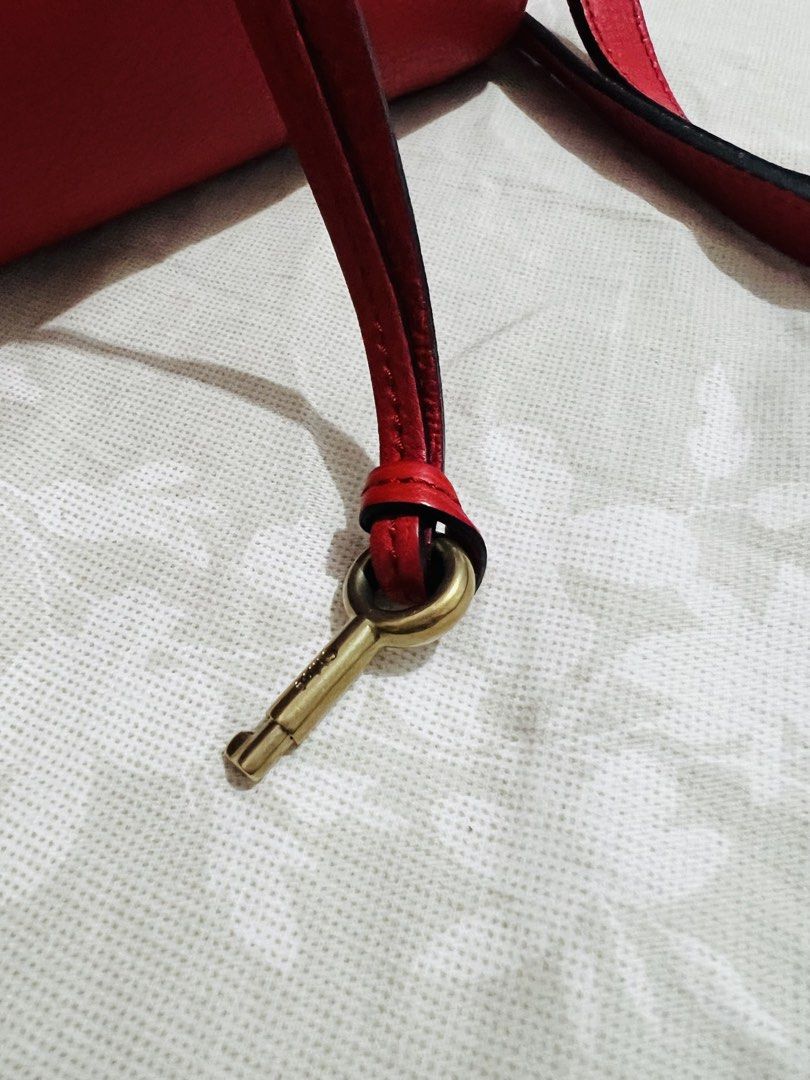 Original Chloé Paddington Bag (Category: Luxury Bags & Wallets) located in Las Pinas. Submitted by lyrehs1981 (Listing ID 1456927695, Image 3). Description: The Ultimate Y2K “It” Bag: Designed by legendary creative director Phoebe Philo Oversized Padlock & Key Biker-Chic Hardware Slouchy Yet Structured: Crafted from a premium grained leather, the silhouette balances a slouchy, effortless street style with heavy hardware, making it highly practica