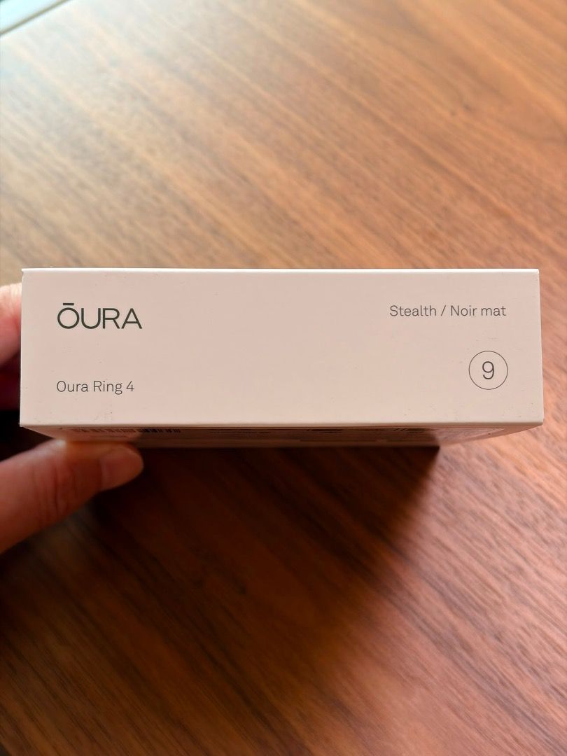 Oura Ring 4 (Size 9 Stealth) （分類：智能穿戴裝置及智能手錶）位於 Hong Kong。 由 arthurwhwo85803 提交（商品編號 1456902027，圖片 1）。簡介： Oura Ring 4 —— 全球熱賣智能健康戒指，24小時日夜監測你的身體狀態，比手錶更輕巧、更貼身。 核心功能： 監測20多項生物識別數據，包括心率、血氧、體溫、睡眠質素、壓力水平等 100米防水，運動、游泳、洗澡都唔使除 醫療級物料製造，防敏感，長時間配戴都舒服 配合Oura App使用，數據可同步分享至40多個第三方健康App（Apple Health、Strava等） 電量夠用4-7日，唔使日日充電 產品資訊： 型號：Oura Ring 4 Stealth（黑色啞光） 尺寸：Size 9 狀態：全新現貨，未開封／未使用 有意購買可先預約試戴，備有Size Kit供客人試戴確認尺寸再落單，確保啱size先入手 有興趣可直接留言或PM查詢，歡迎試戴，睇啱先買，唔怕買錯siz