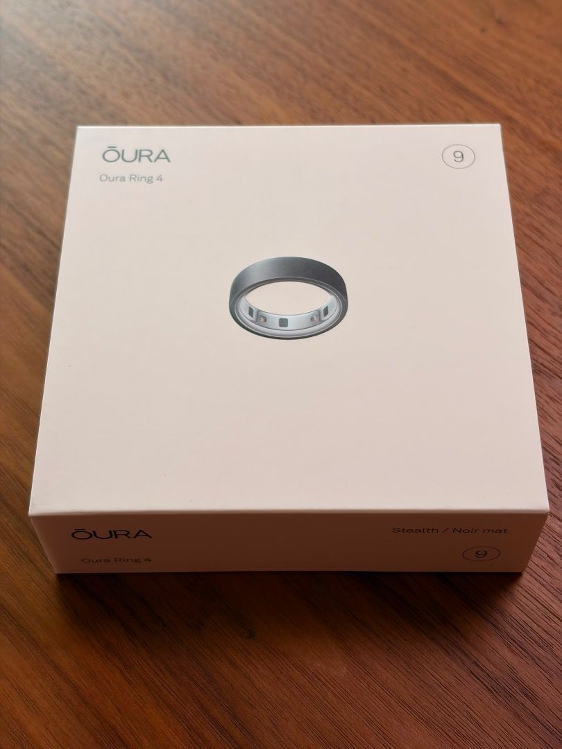 Oura Ring 4 (Size 9 Stealth) （分類：智能穿戴裝置及智能手錶）位於 Hong Kong。 由 arthurwhwo85803 提交（商品編號 1456902027，圖片 2）。簡介： Oura Ring 4 —— 全球熱賣智能健康戒指，24小時日夜監測你的身體狀態，比手錶更輕巧、更貼身。 核心功能： 監測20多項生物識別數據，包括心率、血氧、體溫、睡眠質素、壓力水平等 100米防水，運動、游泳、洗澡都唔使除 醫療級物料製造，防敏感，長時間配戴都舒服 配合Oura App使用，數據可同步分享至40多個第三方健康App（Apple Health、Strava等） 電量夠用4-7日，唔使日日充電 產品資訊： 型號：Oura Ring 4 Stealth（黑色啞光） 尺寸：Size 9 狀態：全新現貨，未開封／未使用 有意購買可先預約試戴，備有Size Kit供客人試戴確認尺寸再落單，確保啱size先入手 有興趣可直接留言或PM查詢，歡迎試戴，睇啱先買，唔怕買錯siz