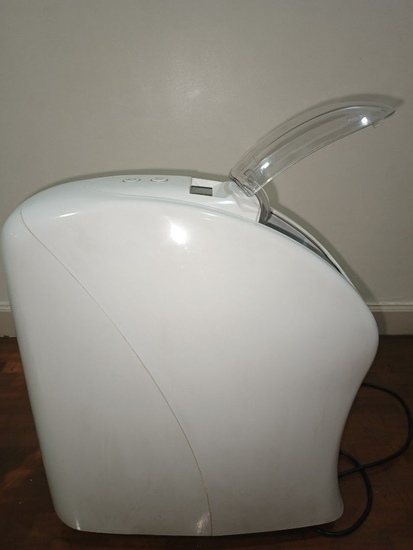 Oxygen facial machine concentrator (Category: Face Care) located in Pasig City. Submitted by negotiable_discounts (Listing ID 1456949883, Image 3). Description: Brand new price approx 35k php selling 14999 PHP (slightly negotiable if serious buyer) RFS: not used Barely used and working, but kept in storage for a long time so needs inspection by a technician. Oxygen facial machine, model number LUM-5, flow rate 0-5L/min.l, oxygen purity > 93% +-3 