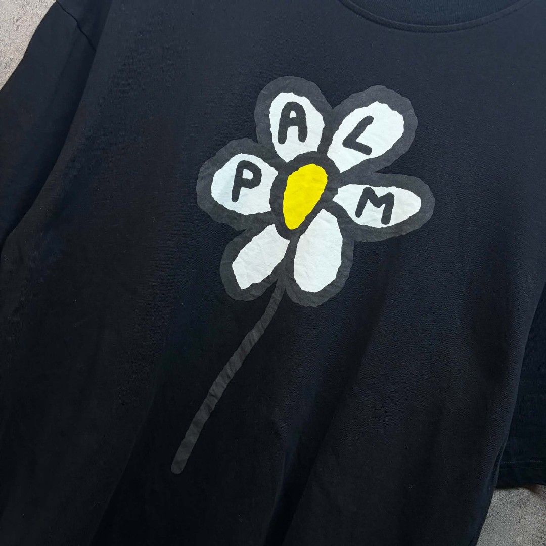 Palm Angels Black Daisy (Category: Tshirts & Polo Shirts ) located in Santiago. Submitted by johnmichael1213 (Listing ID 1456925700, Image 3). Description: -23×30 -Size L-XL -Condition: Very excellent -Color rate: 9.5/10 -Issue: Half cutted washtag (check on the last picture).