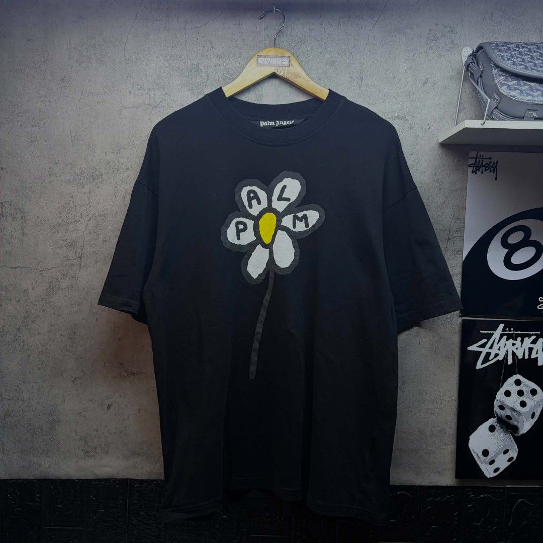 Palm Angels Black Daisy (Category: Tshirts & Polo Shirts ) located in Santiago. Submitted by johnmichael1213 (Listing ID 1456925700, Image 1). Description: -23×30 -Size L-XL -Condition: Very excellent -Color rate: 9.5/10 -Issue: Half cutted washtag (check on the last picture).