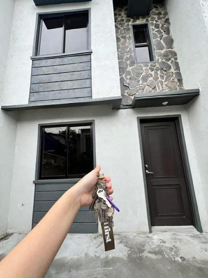 Pasalo Residencia Regina (Category: House & Lot) located in Manila. Submitted by mndzprz (Listing ID 1456882492, Image 1). Description: PTPA: DIRECT OWNER — PAG IBIG PASALO UNIT 📍Phase 1 Residencia Regina Subd. Brgy Loma de Gato Marilao (near end lot and hindi binabaha) Kaka turn over lang last year, kaka renovate lang rin and fully furnished na. Moved in na agad pag kakuha. ☺️🏡 Naka slab na ang likod, may parking space, may gate narin. With wi