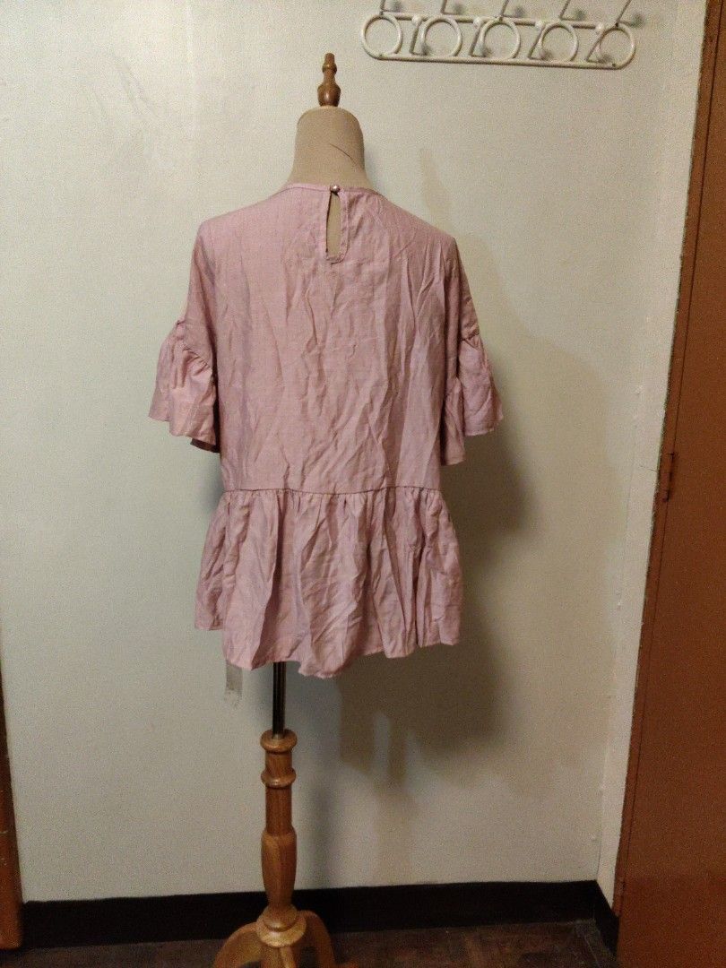 Peplum blouse light pink large to xl (Category: Blouses) located in Marikina City. Submitted by KanamiFinds (Listing ID 1456926228, Image 3). Description: very nice pag na iron peplum style bust: 44 inches length:24 inches from the shoulders large to xl (Medum on tag, wrong tagging).