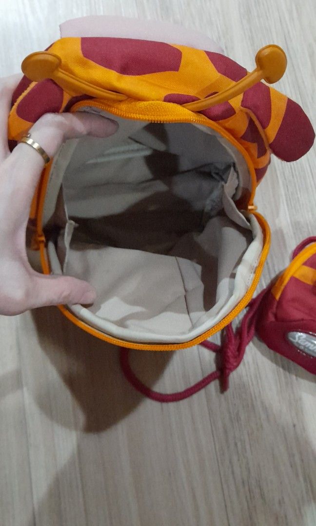 PRELOVED SAMSONITE 2in1 TODDLER BACKPACK (UNISEX) (Category: Other Babies Going Out Needs) located in Manila. Submitted by lucky7ph (Listing ID 1456880303, Image 3). Description: samsonite 2in1 backpack and sling bag for toddlers giraffe design.