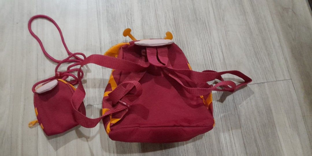 PRELOVED SAMSONITE 2in1 TODDLER BACKPACK (UNISEX) (Category: Other Babies Going Out Needs) located in Manila. Submitted by lucky7ph (Listing ID 1456880303, Image 2). Description: samsonite 2in1 backpack and sling bag for toddlers giraffe design.
