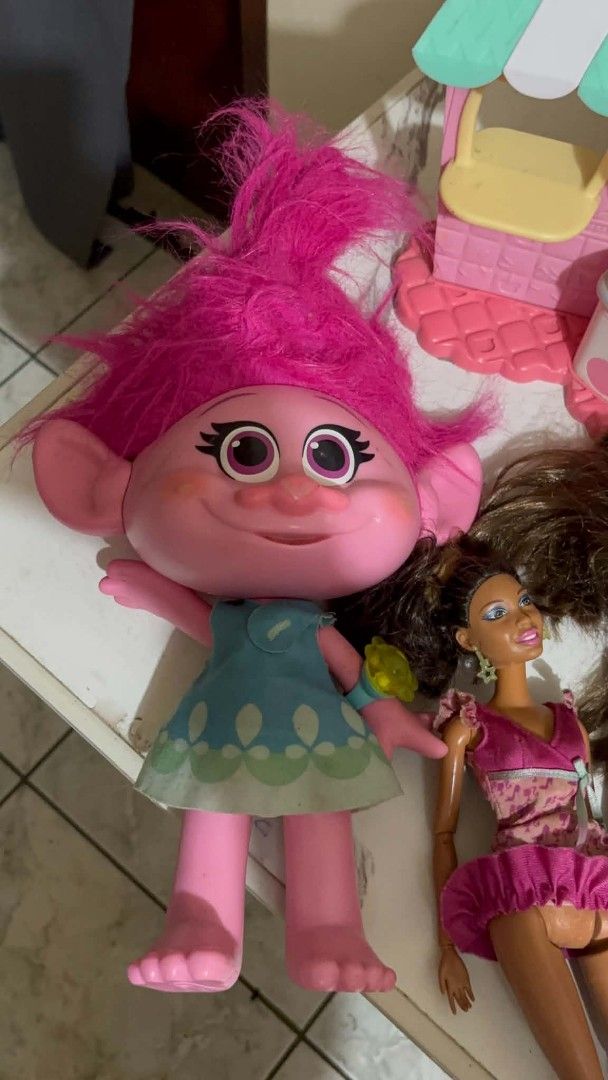 Preloved Trolls Poppy Doll – Light & Sound Features (Category: Kids Toys) located in Olongapo. Submitted by mamirose1974 (Listing ID 1456797694, Image 1). Description: Preloved Trolls Poppy doll — pink hair, blue/teal dress with velcro closure, comes with a flower bracelet accessory. Light and sound features working. Well-kept condition, great for kids or Trolls collectors!.