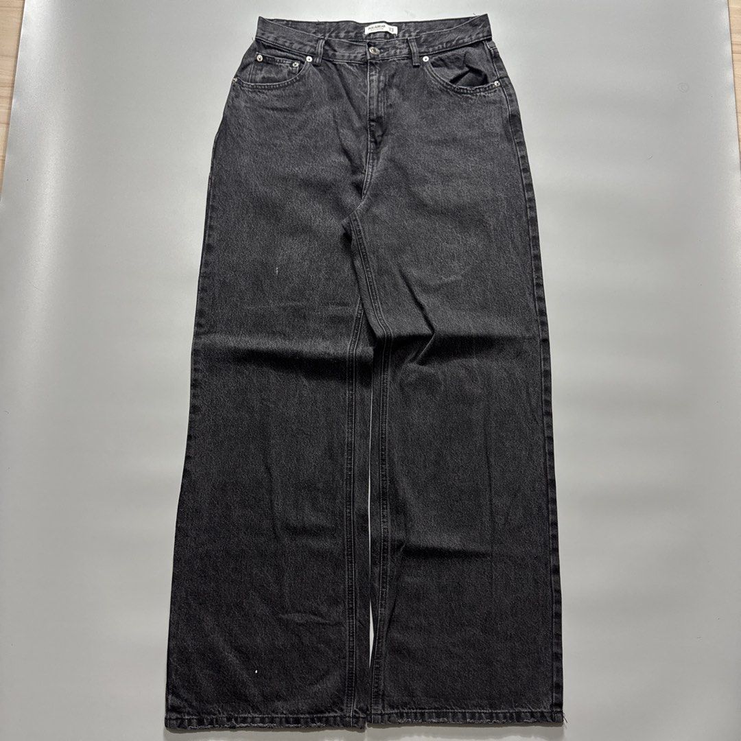 Pull & Bear Black Wide Leg Jeans (Category: Jeans) located in Santa Cruz. Submitted by eightvilla (Listing ID 1456931206, Image 1). Description: Pull&Bear Wide Baggy Jeans Clean black wash with a relaxed wide-leg fit. Simple and easy to style for a modern streetwear look. Great condition Waist - 30 Length - 46 Hem - 10 .