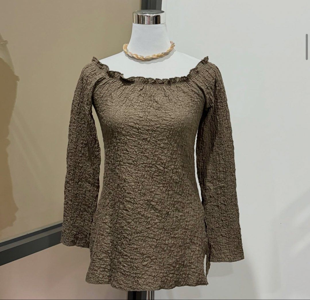 Pull & bear top (Category: Dresses) located in Kuala Lumpur. Submitted by prelovedbynr9 (Listing ID 1456786476, Image 1). Description: Pull & bear top Original Authentic💯 ✔ New item👈 👈 👈 Never worn ✔ Size: S til M Dh xpkai, bought in 1xx Sm8 ss14.