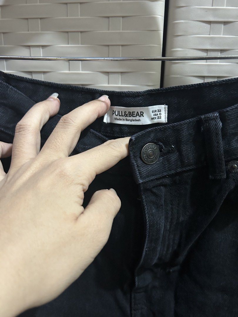 Pull and Bear Highwaist short (Category: Shorts) located in San Jose. Submitted by abbsc. (Listing ID 1456875854, Image 2). Description: Size 24-25 waist Worn once Very nice fitting .