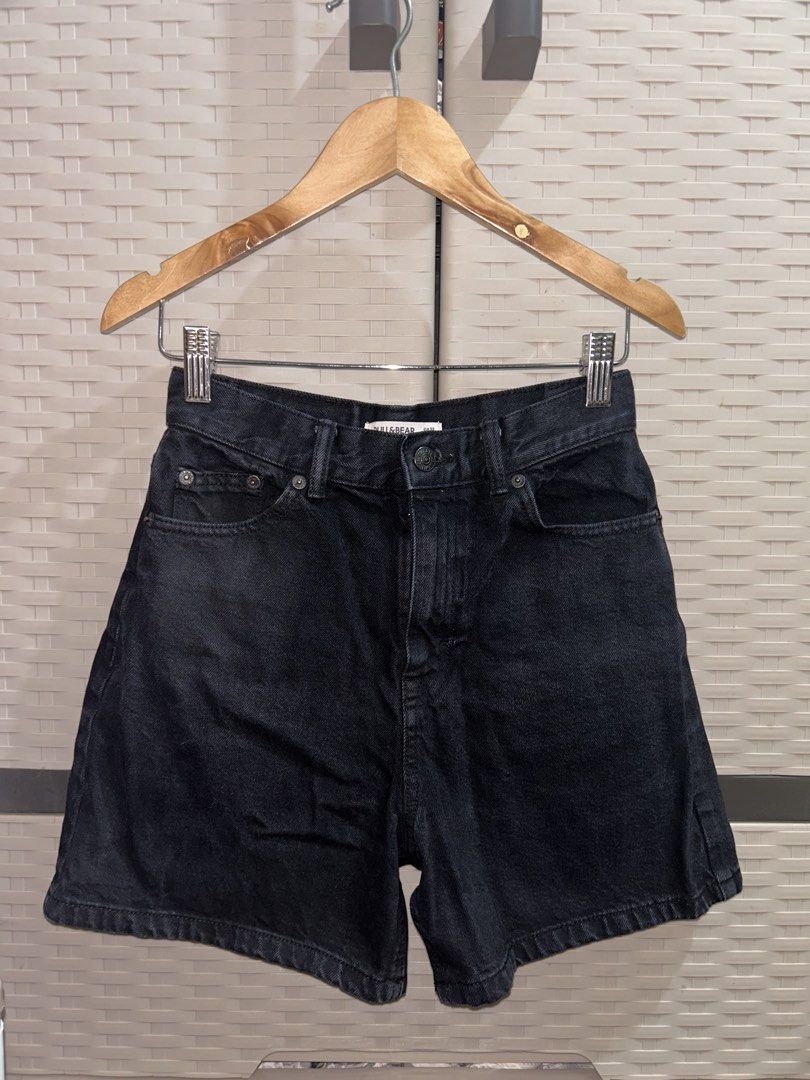 Pull and Bear Highwaist short (Category: Shorts) located in San Jose. Submitted by abbsc. (Listing ID 1456875854, Image 1). Description: Size 24-25 waist Worn once Very nice fitting .