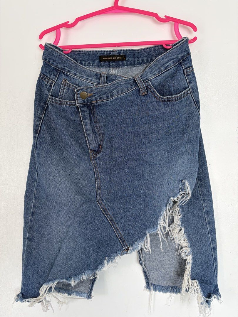 Ripped skirts (Category: Skirts) located in Lipa City. Submitted by riz022 (Listing ID 1456815046, Image 1). Description: Fits medium waist large 28-30 waist line fits pwede high waist style .