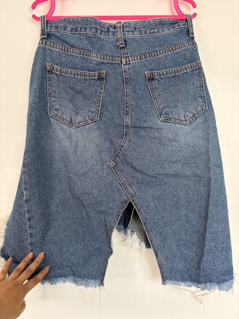 Ripped skirts (Category: Skirts) located in Lipa City. Submitted by riz022 (Listing ID 1456815046, Image 3). Description: Fits medium waist large 28-30 waist line fits pwede high waist style .