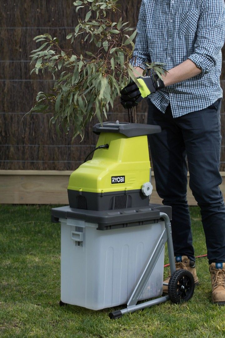 ryobi garden shedder (Category: Gardening Tools & Ornaments) located in Malolos. Submitted by axe23 (Listing ID 1456927713, Image 2). Description: Features 45mm cut capacity Ideal for large diameter dry branches and palm fronds Translucent collection bin Power through any garden off-cuts and scraps with the RYOBI 2400W Crushing Shredder. This powerful machine can more than handle dry branches, palm fronds, and plenty more off-cuts you’ll find aro