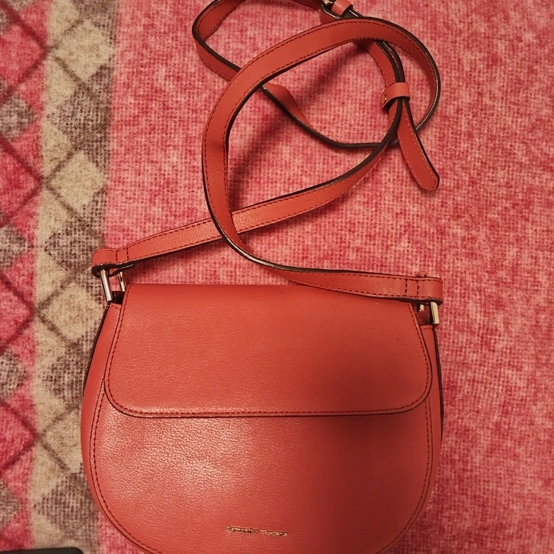 Samantha Thavasa Cross body Bag (Category: Luxury Bags & Wallets) located in Bulacan. Submitted by brandedbagspreloved (Listing ID 1456852504, Image 1). Description: Korea Bought minor issue is not a big deal still a nice bag bawal sa maarte last price posted plus shipping fee.