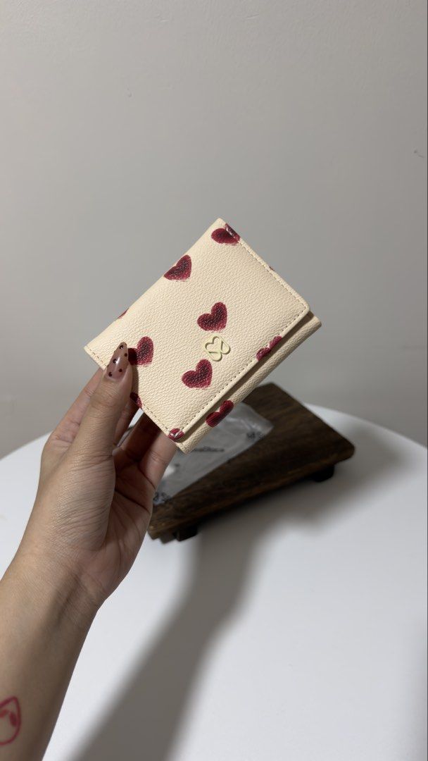 Seagloca wallet (Category: Wallets & Card holders) located in Tarlac. Submitted by mileeeesss (Listing ID 1456931746, Image 2). Description: ❗️payment first policy ❗️ Seagloca heart wallet Selling for: 149 og price: 209 Why selling cheaper? • Super dami kong tambak, need na ma-dispose (affiliate si seller) • Video available - ginawan ko lang rin ng video para mapromote Payment & Delivery: • MOP: GCash, maribank, maya • Meet-up: Teresa Tibag, Fies