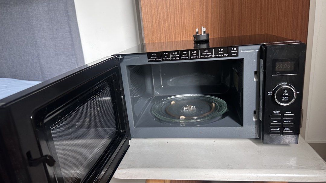Sharp Microwave (Category: Ovens & Toasters) located in Kuala Lumpur. Submitted by johnnyuuuuuuf (Listing ID 1456831806, Image 2). Description: Sharp Microwave Lightly used, rfs we have two microwaves. 150rm negotiable, Old Klang Road location, lalamove or pick up only..